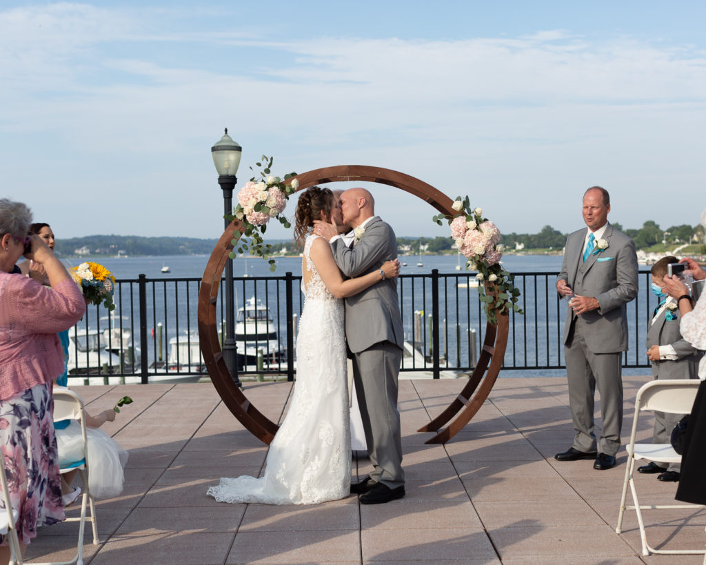 Summer wedding ceremony at the Molly Pitcher Inn photographed by Laura Billingham
