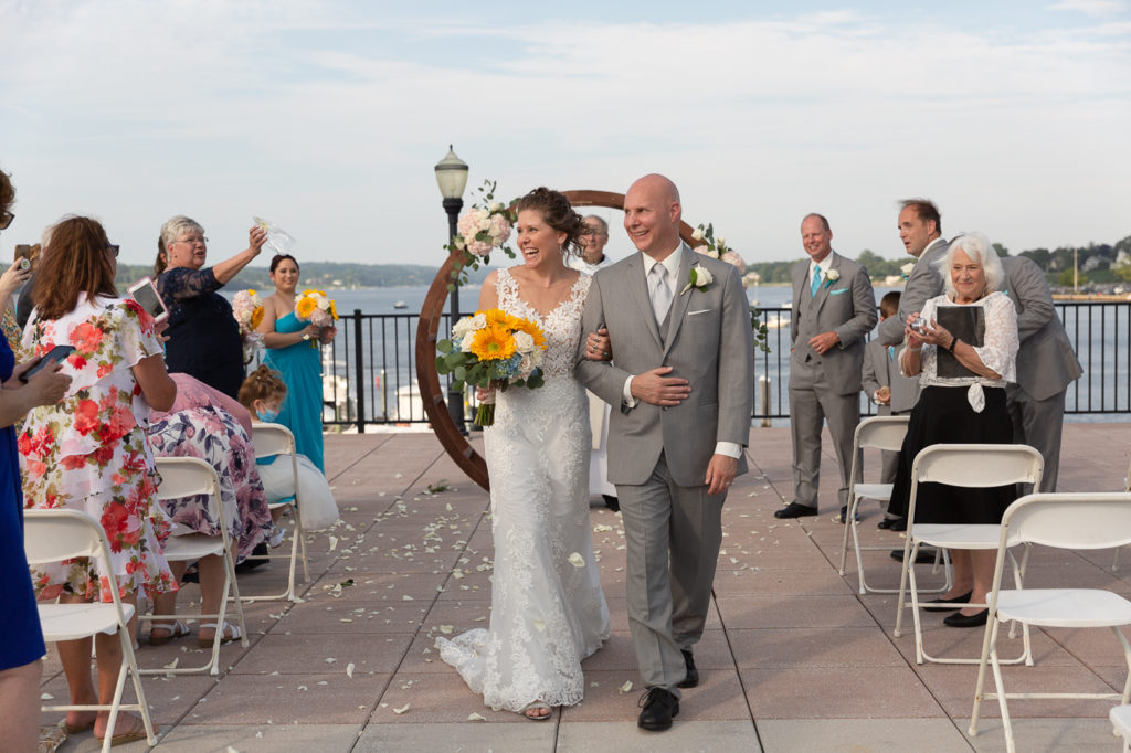 Summer wedding ceremony at the Molly Pitcher Inn photographed by Laura Billingham