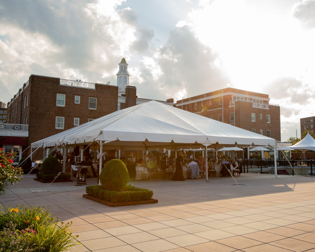 Elegant wedding reception tent on the patio of the Molly Pitcher Inn in Red Bank, NJ photographed by Laura Billingham