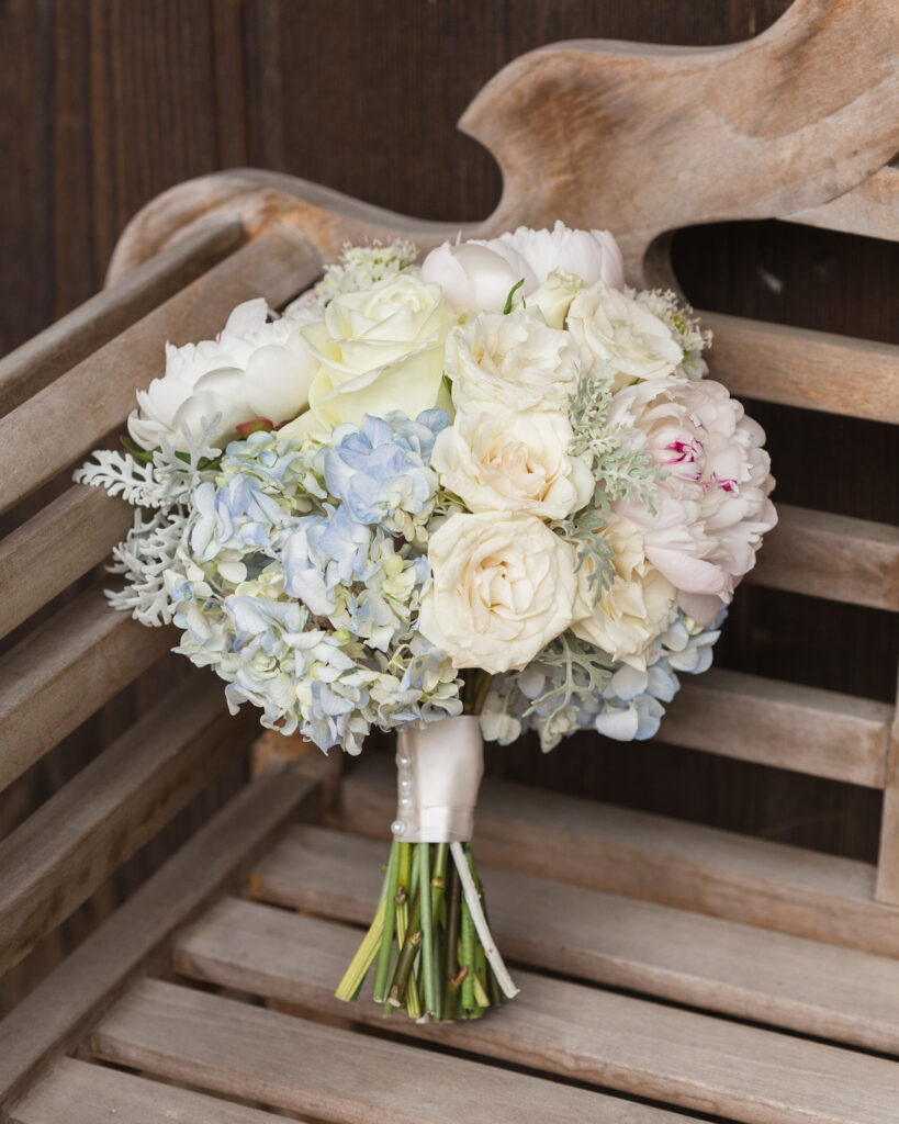 Elegant bouquet at Bridgeton House on the Delaware photographed by Laura Billingham