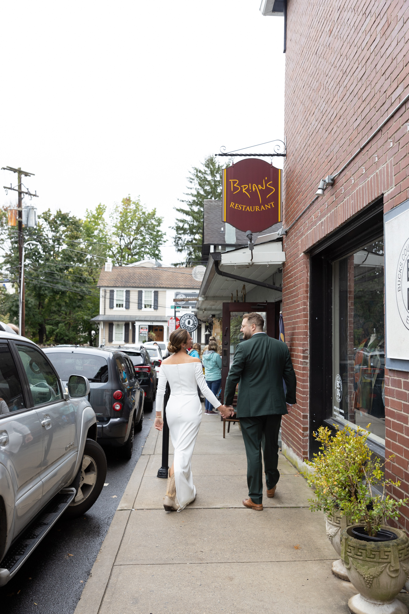 Elegant bride and groom walk towards their wedding reception at Brian's restaurant in Lambertville, NJ